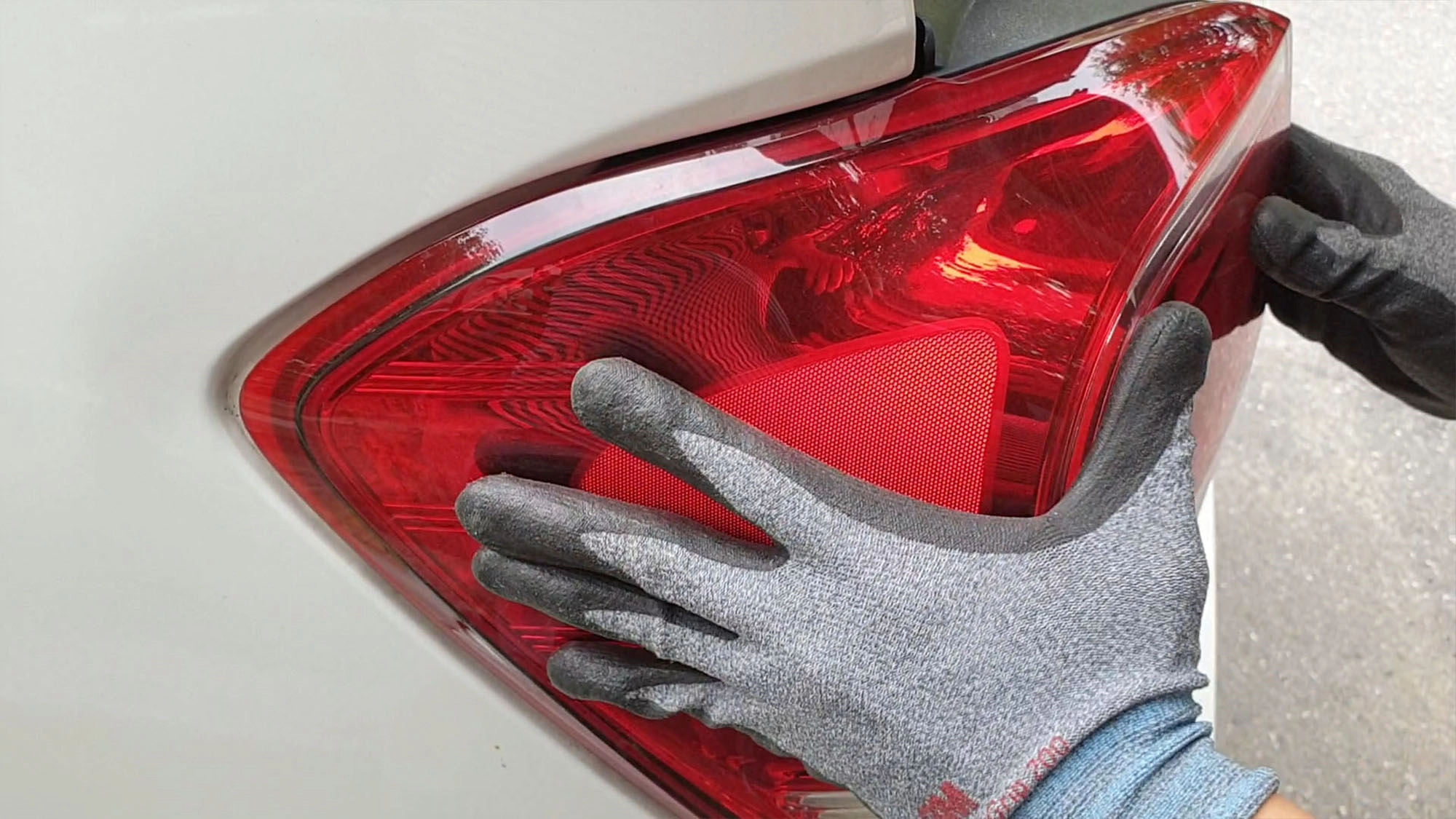 후방 등화장치 끼우는 모습