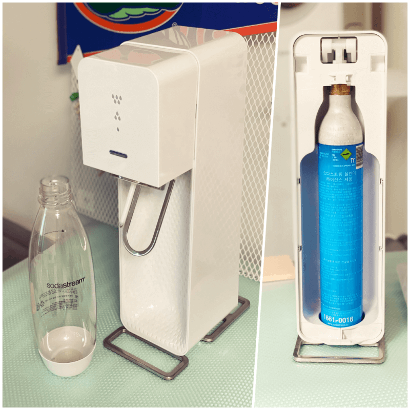 소다스트림-기계와-용기-사진이-왼쪽에-있고-오른쪽에는-기기-뒷면-탄산수-실린더가-장착된-모습
