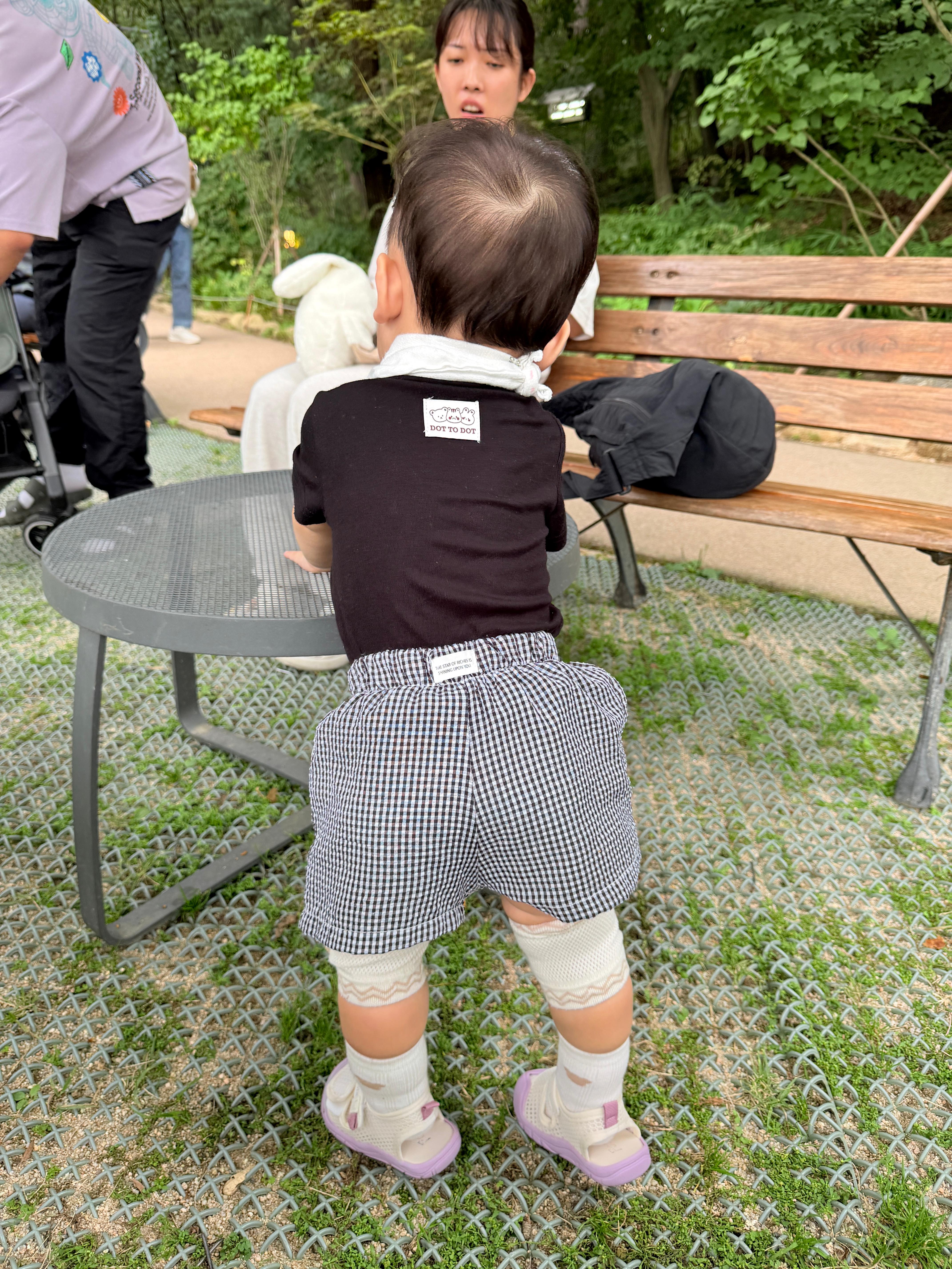 파크프리베 외부 테이블 잡고 서있는 아기 솔블리