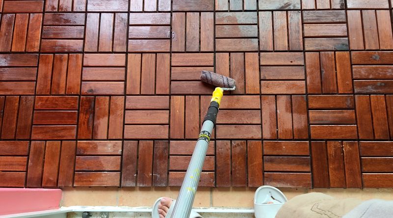 베란다 창호 앞에서 작업을 마무리하는모습