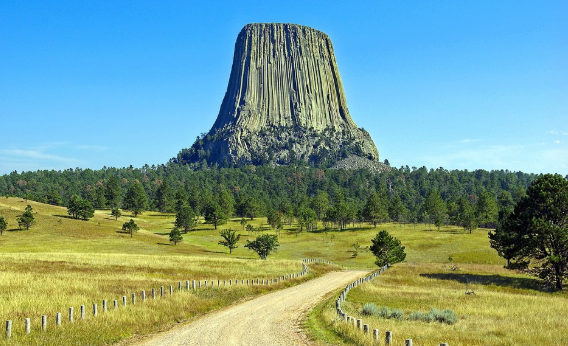 우뚝솟은 산 사진