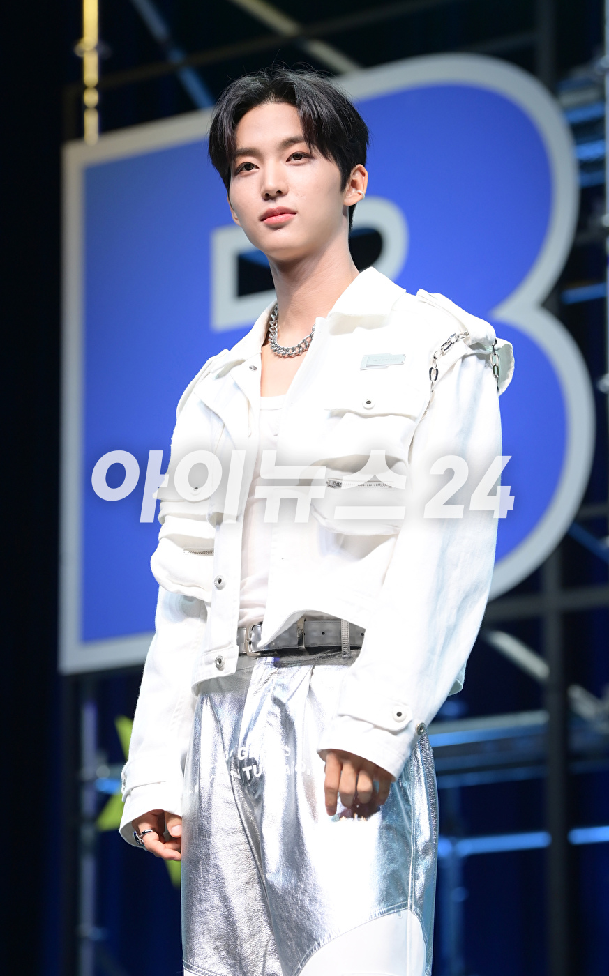 그룹 더뉴식스(TNX) 은휘가 7일 오후 서울 한남동 블루스퀘어에서 열린 더뉴식스 세 번째 미니 앨범 '보이후드'(BOYHOOD) 미디어 쇼케이스에 참석하고 있다. [사진=정소희 기자]