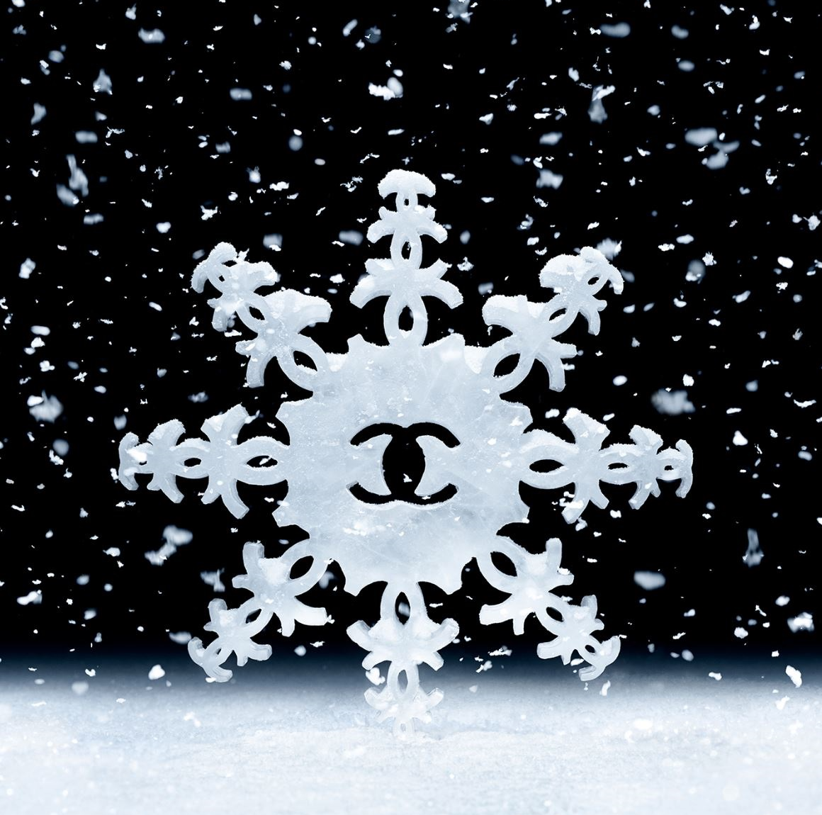 이번 샤넬 아이스 링크는 고유의 스타일과 함께 연말 분위기를 한껏 느낄 수 있는 장소로
겨울 시즌 한정으로 운영되기 때문에, 계절의 낭만을 느끼며 샤넬만의 특별한 홀리데이 경험을 놓치지 마세요.
샤넬 윈터 테일 홀리데이 아이스링크에서 겨울의 추억을 더욱 특별하게 만들어보세요.