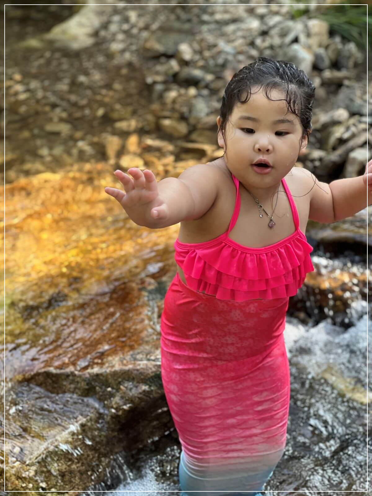 양평-계곡에서-인어-꼬리-수영복을-입고-물놀이를-즐기는-어린-소녀