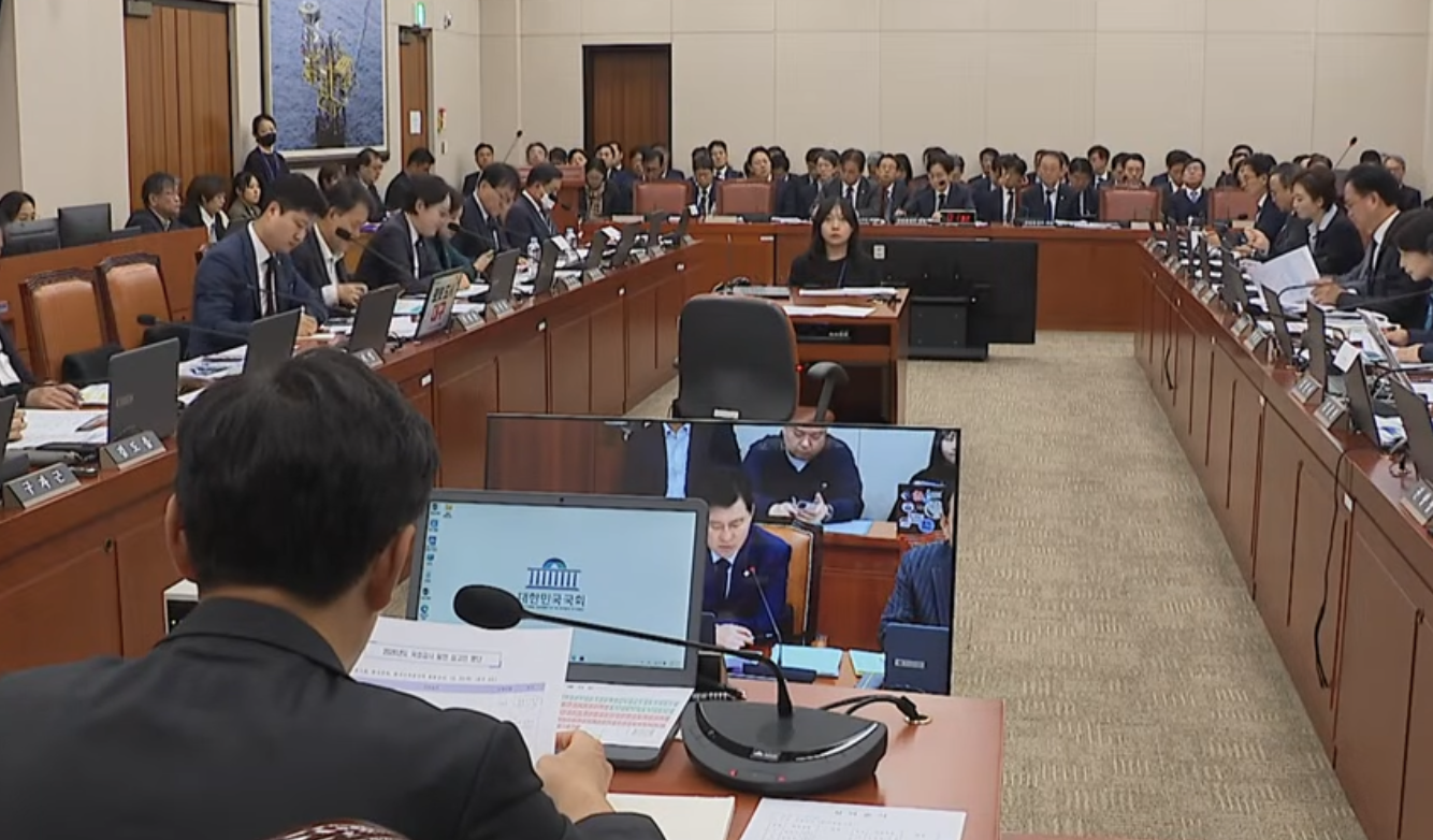 국정감사에서 질의에 답하는 정부 관계자 모습
