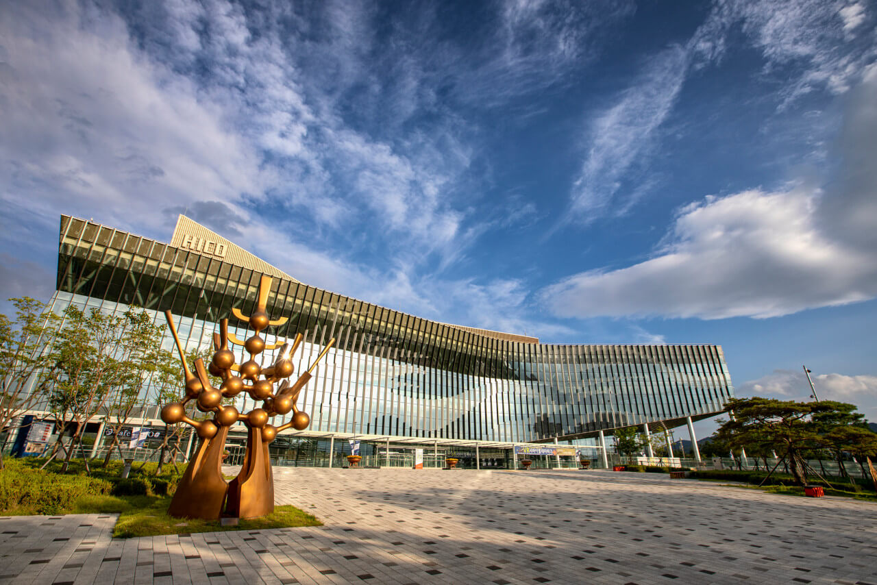 생방송투데이 3785회 우리 동네 홍(보)반장이 간다 APEC 성공 개최를 위해 홍반장이 간다, APEC 공식 숙소 소노캄 경주, APEC 2025 지정 음식점 고도벌한정식, APEC 회의 장소 경주화백컨벤션센터 (HICO)