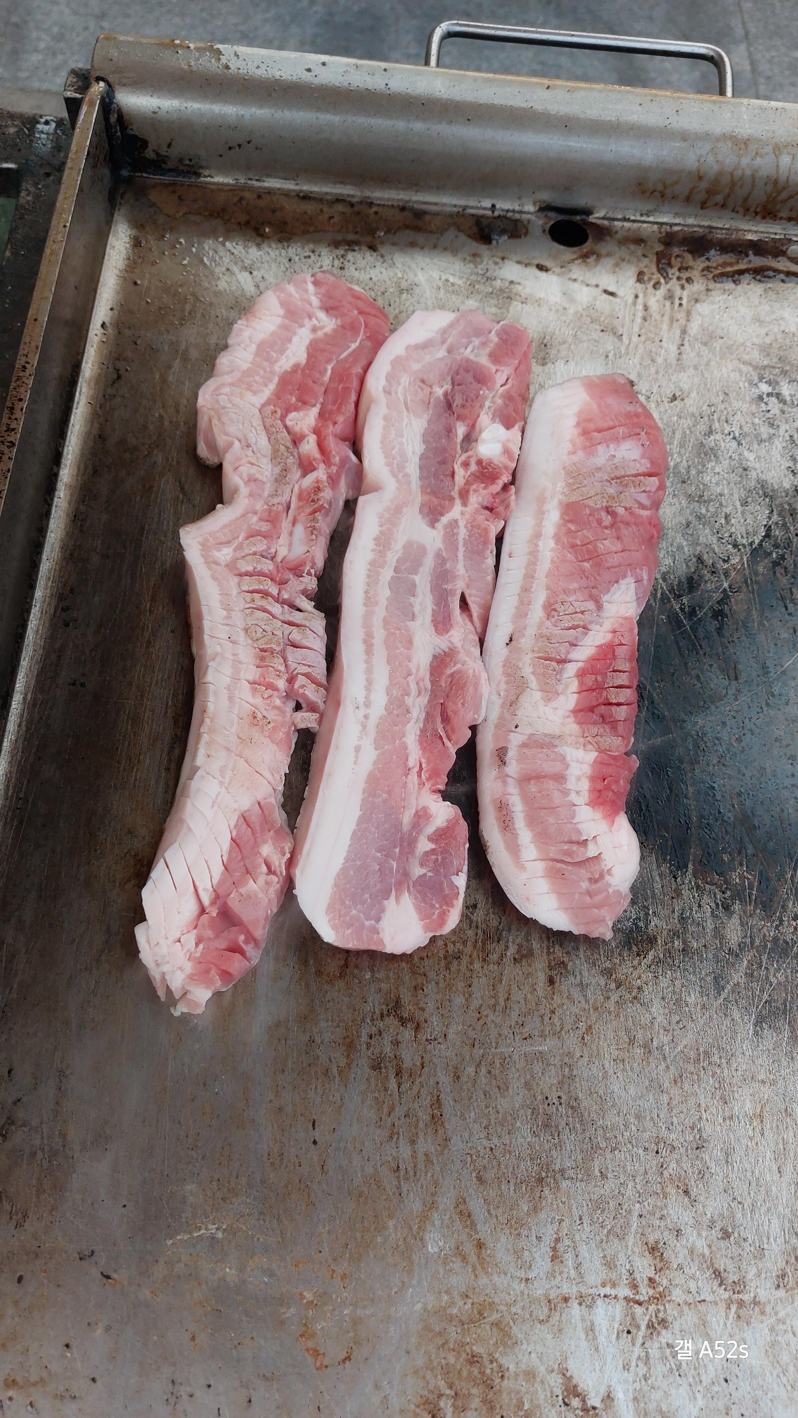 소노캄 거제 바베큐 팩토리에서 구매한 오겹살을 초벌구이중