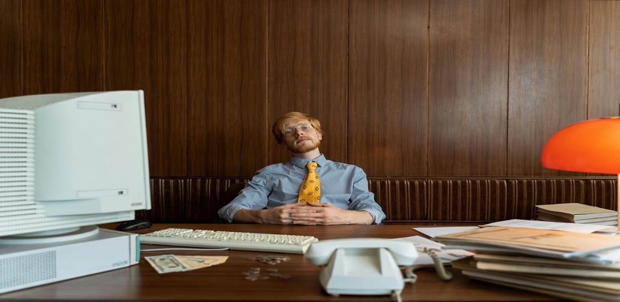 현대인의 마그네슘 결핍 원인을 상징하는 비타민 알약과 커피잔, 가공식품 이미지의 평면 배치