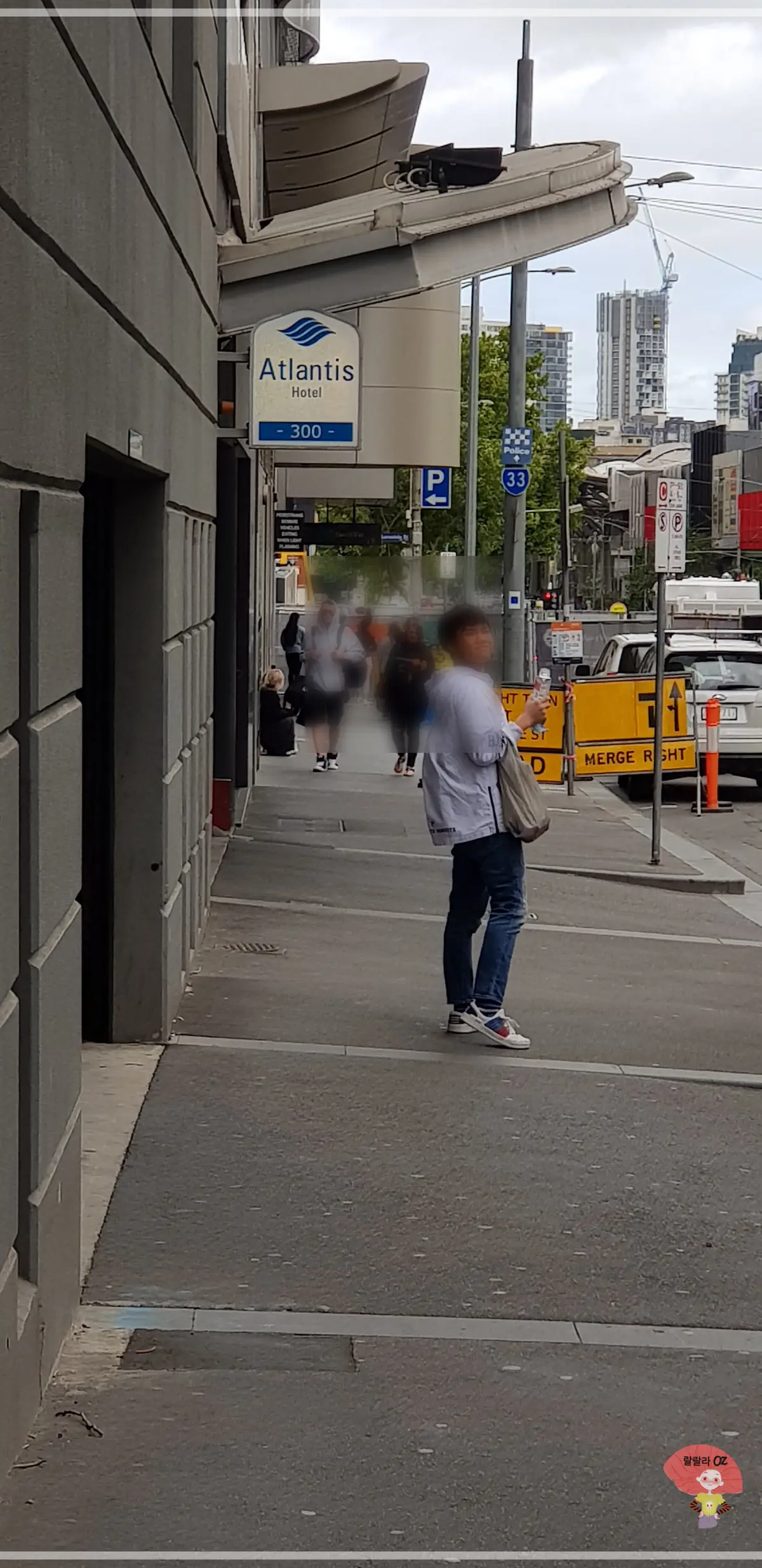 호주-멜버른-아틀란티스-호텔-앞에서-웃고-있는-조카