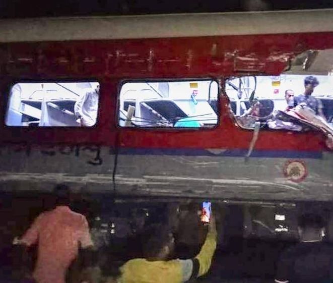 인도 발라소르 최악의 열차 충돌 사고