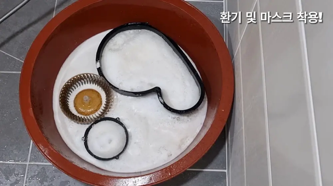 과탄산소다로 기름때 제거 모습