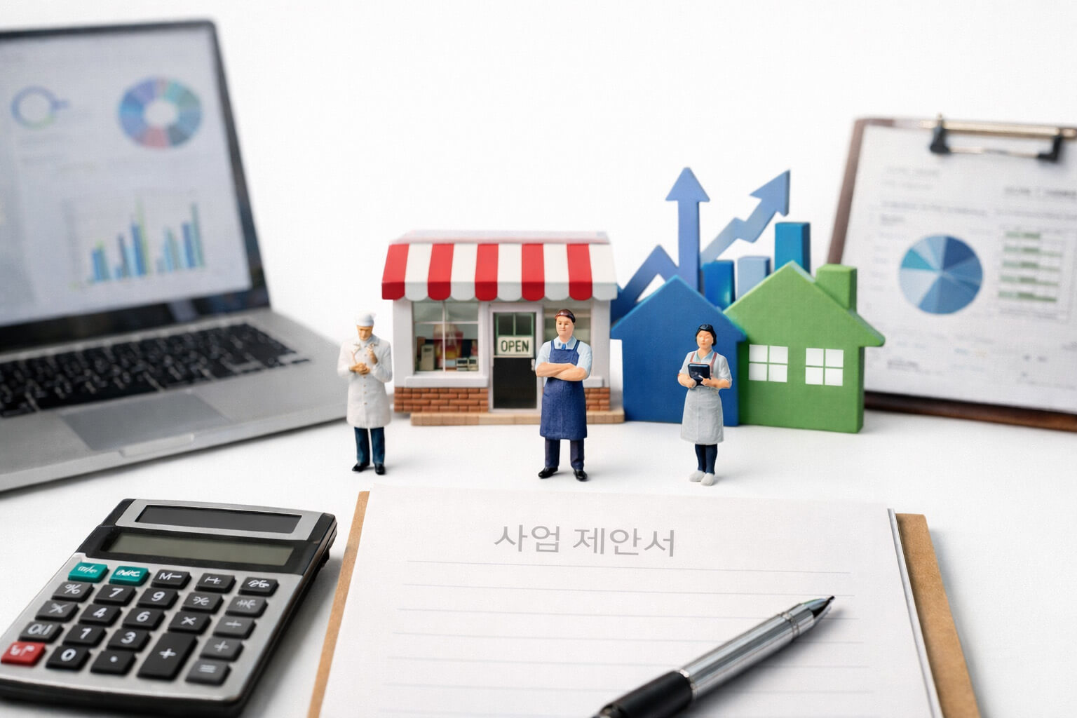 중소벤처기업부 소상공인 정책자금 융자사업을 표현한 사업 제안서와 소상공인 미니어처 모형 금융 컨셉 이미지