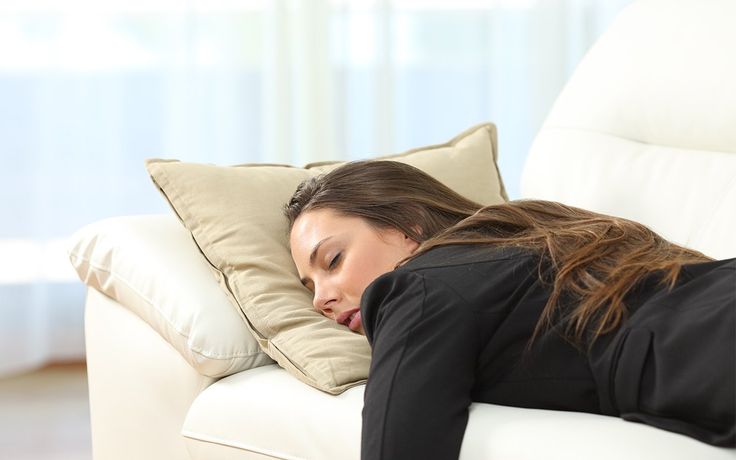 쇼파에서 잠든 여성