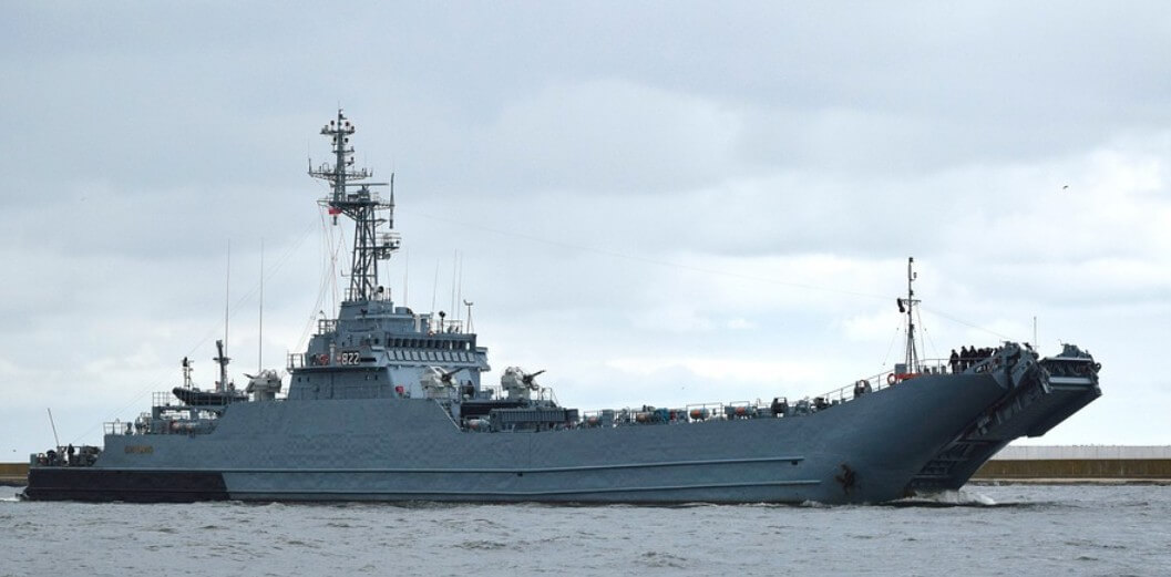 바다위에 있는 전투함 사진입니다