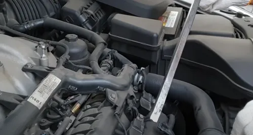 엔진 떨림 문제 엔진룸 점검하는 사진