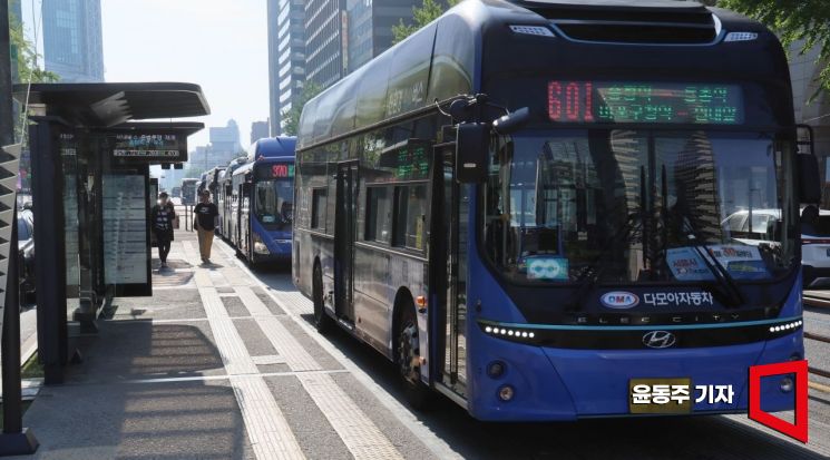 이르면 10월부터 서울시 시내버스를 대상으로 비접촉식 결제 시스템(태그리스) 시범사업이 시작된다.