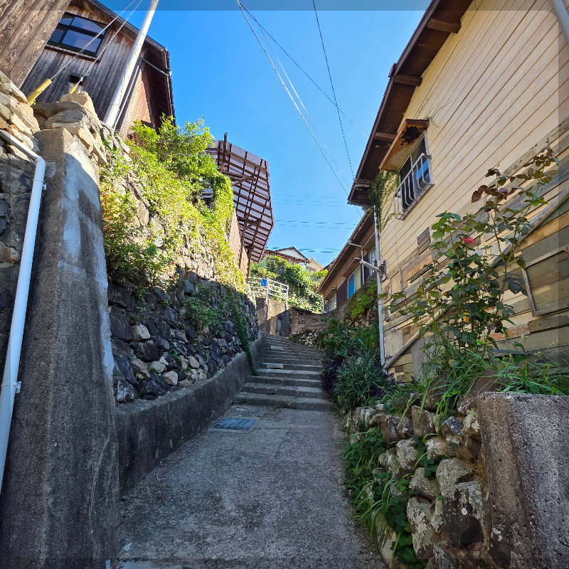 좁은 골목 / Narrow alleyway
