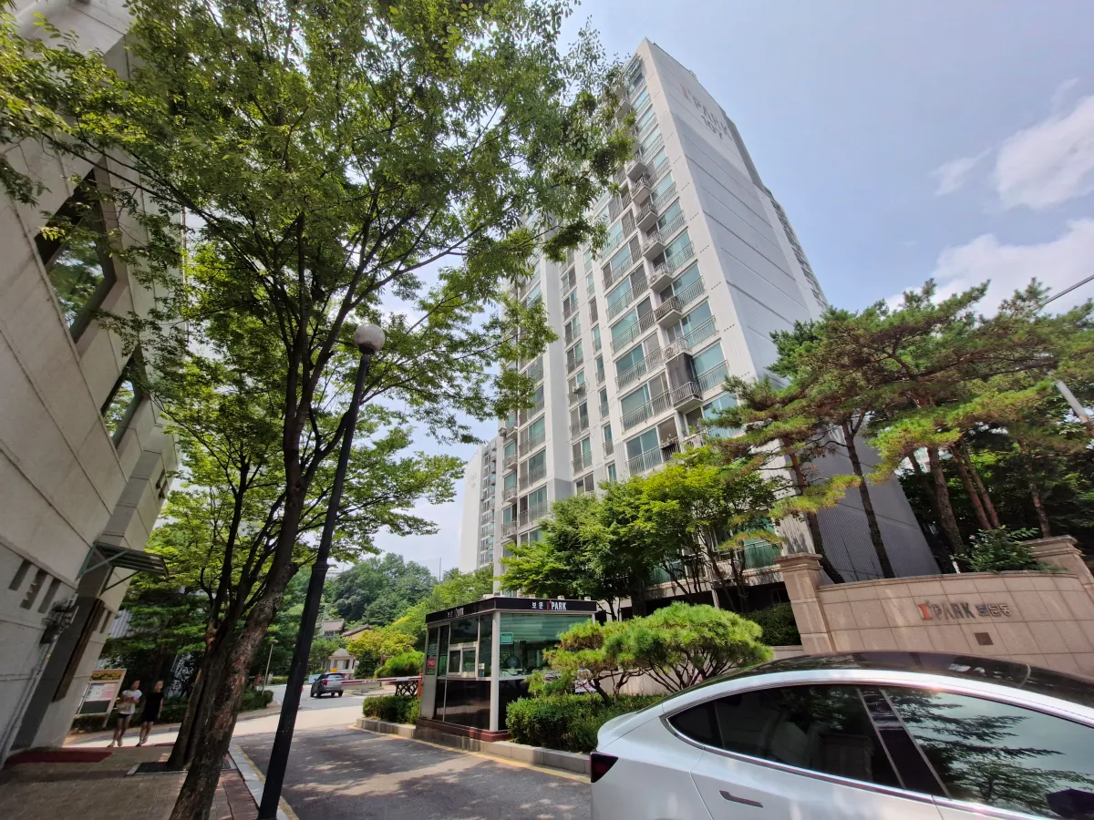 화창한-아파트-정문-사이로-걸어오는-두-아이