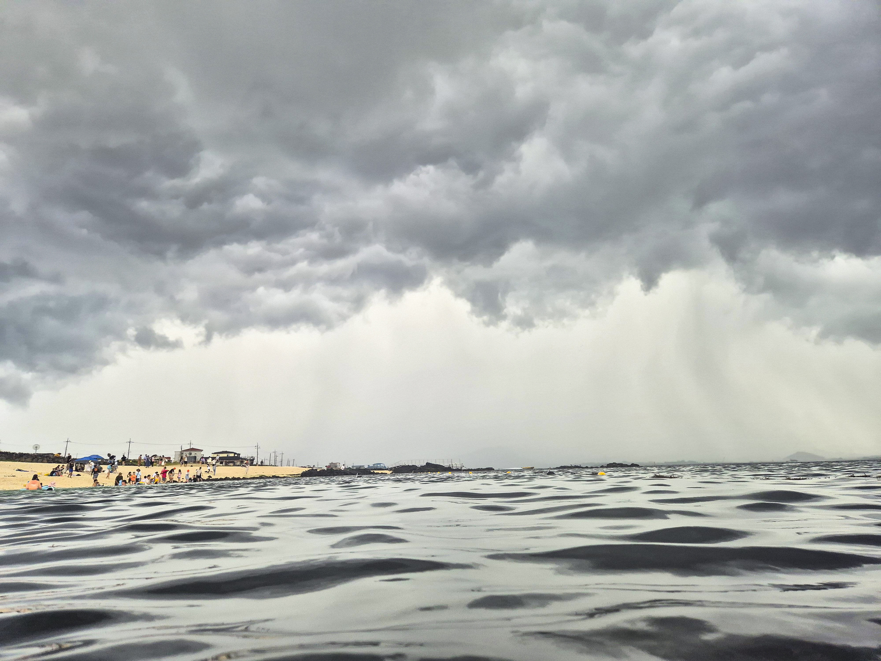 날씨가 좋지 않아도 스노쿨링은 즐길 수 있다.