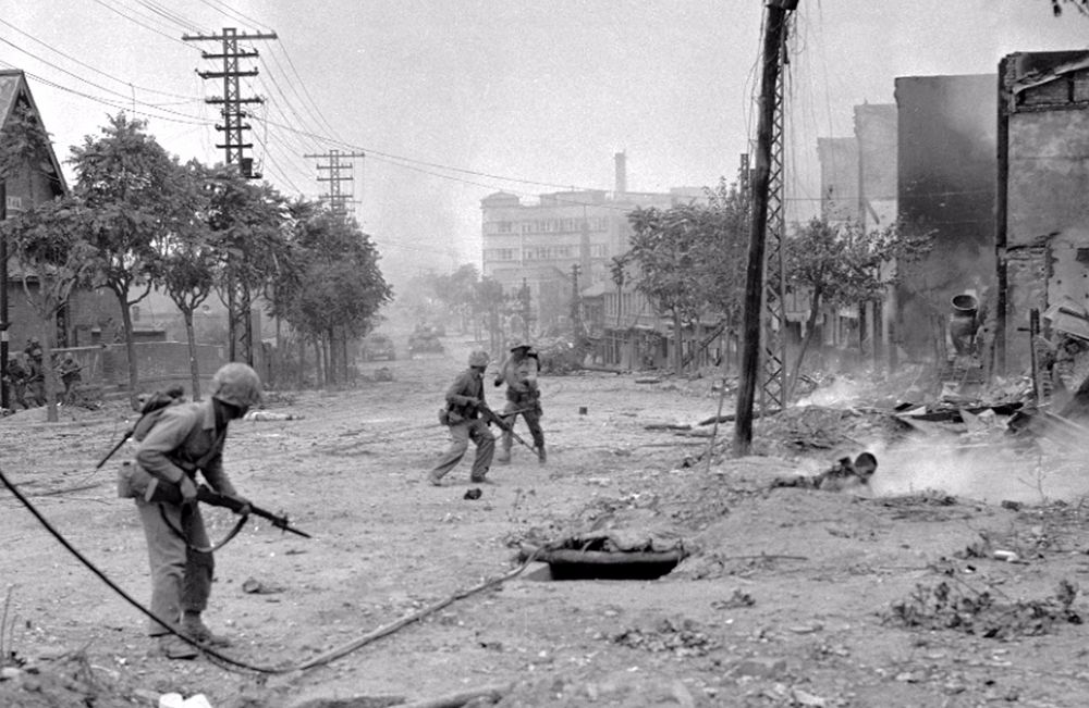 한국전쟁때의 충정아파트 - 굴뚝이 있는 정면 건물