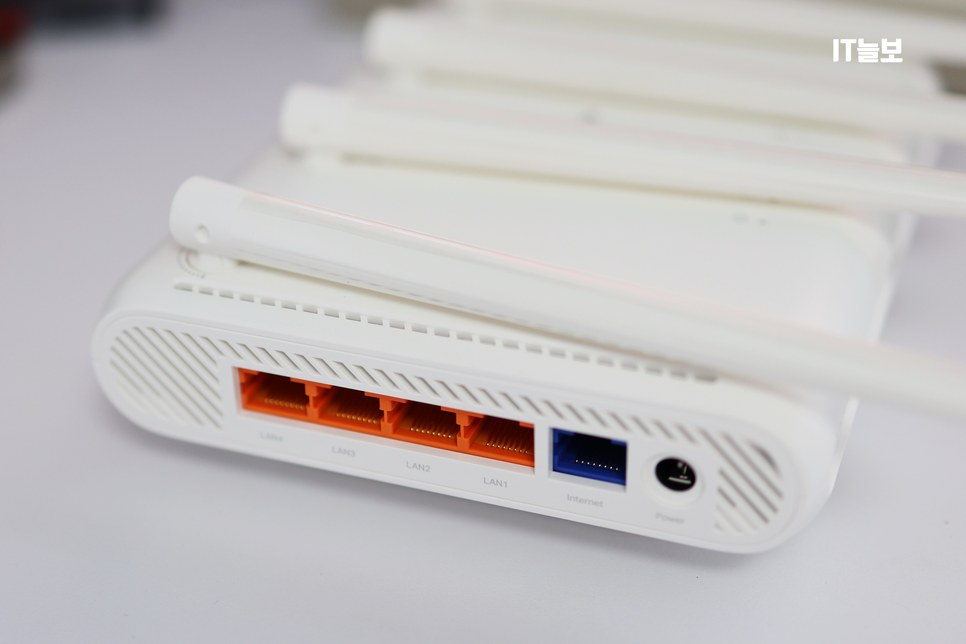WPS 버튼, LED/Wi-Fi 버튼, 리셋 버튼이 있는 공유기 옆면