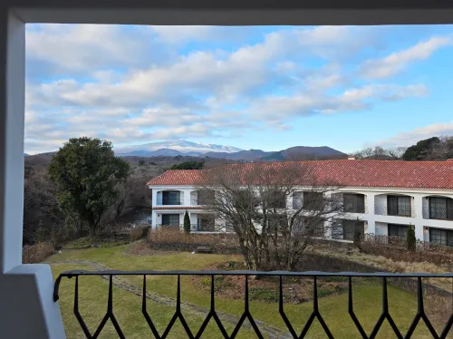 제주 에코랜드 호텔의 이국적인 건물과 호수가 어우러진 전경