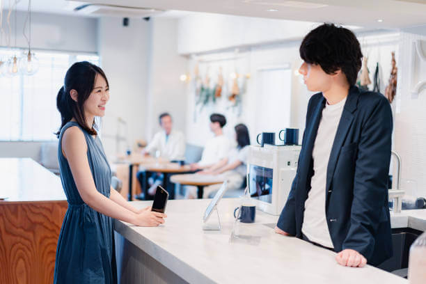 카페에 서 있는 남녀의 사진