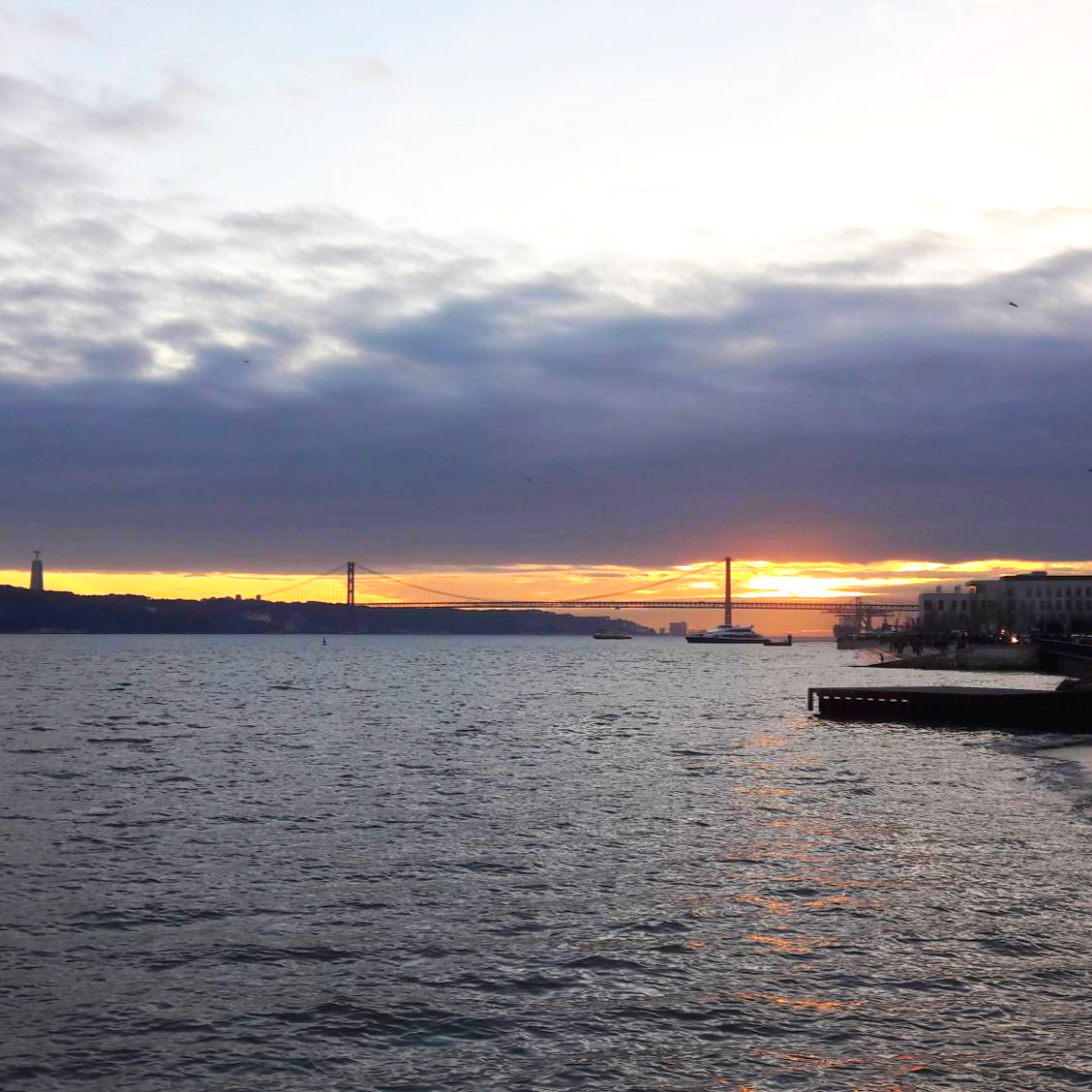 포르투갈 리스본 강가 노을