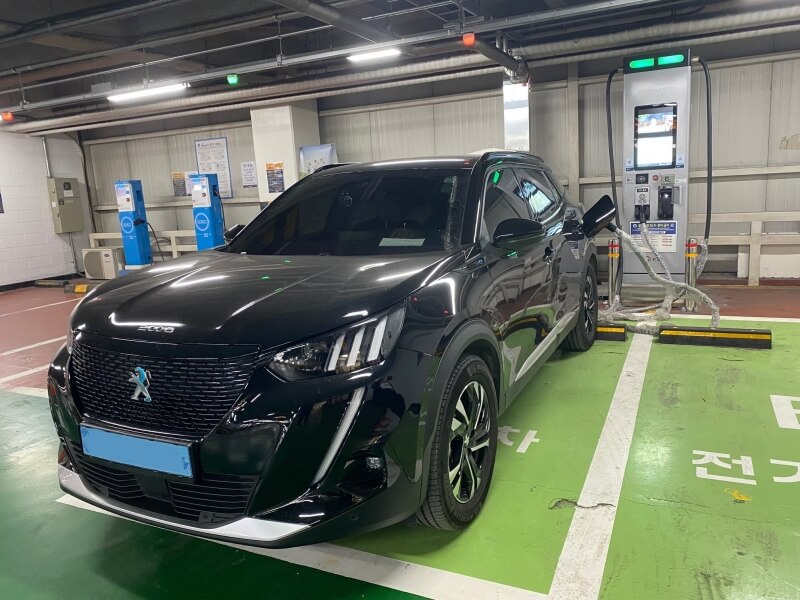 충전중인-검은-전기차