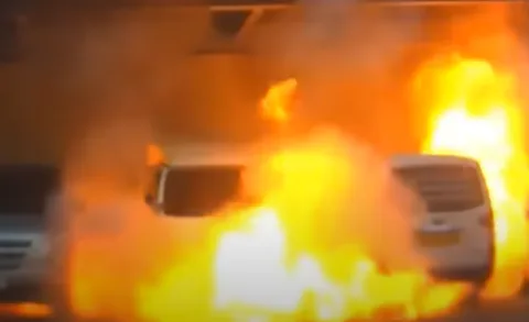 배터리 열폭주로 3분만에 전소된 전기차
