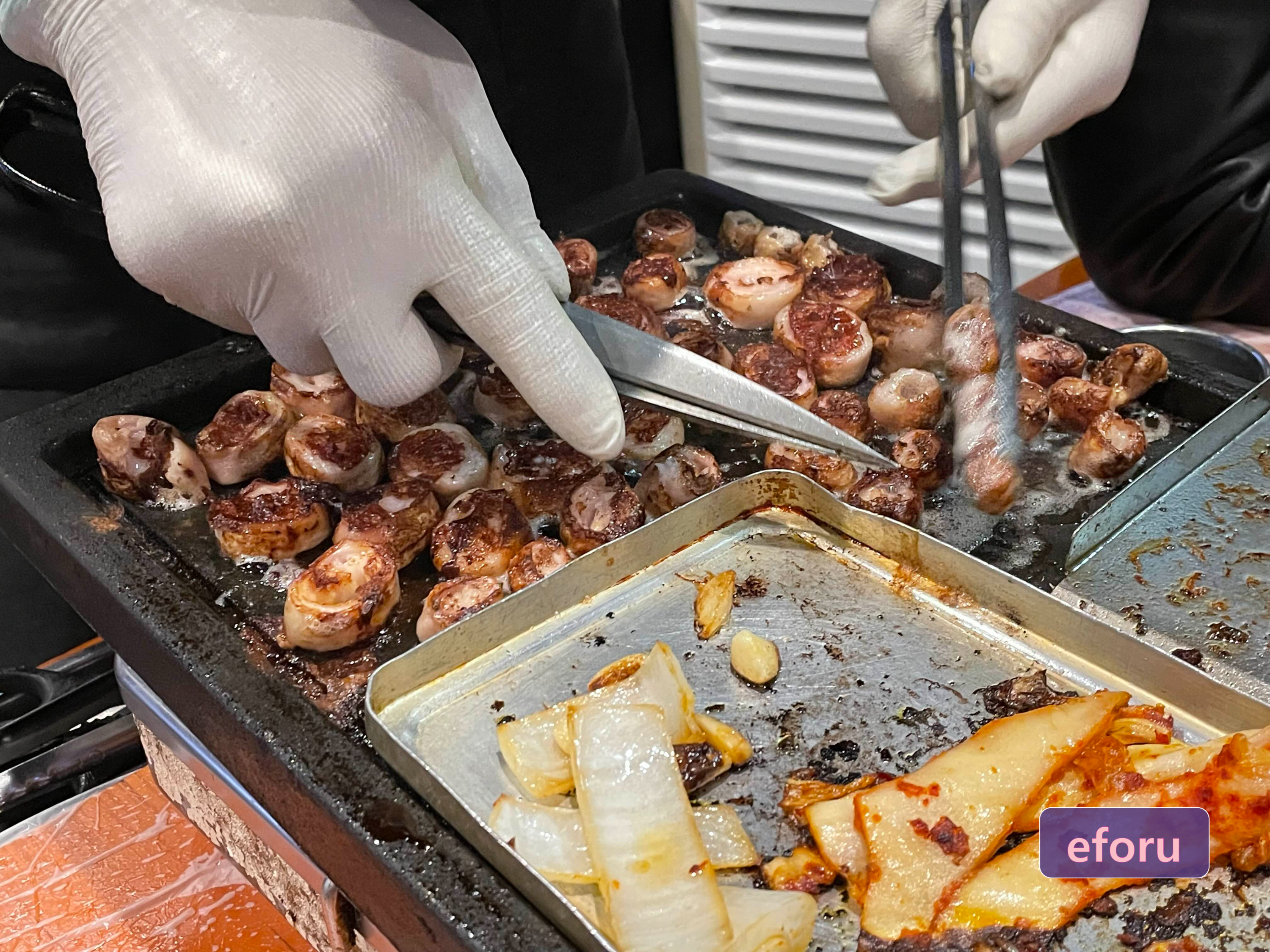 하남돼지집은 고기를 직원이 구워준다. 고기를 구워주는 직원의 손