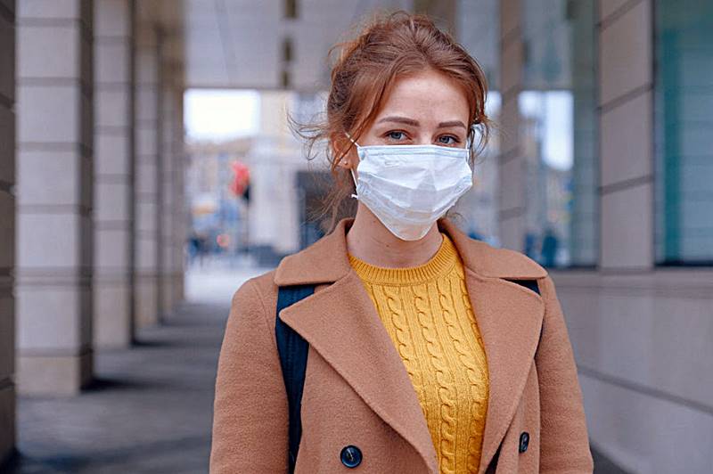 여성이-마스크를-쓰고-있는-모습