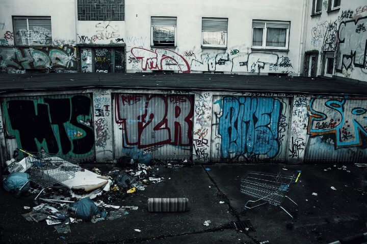 낙서와-쓰레기로-차있는-건물