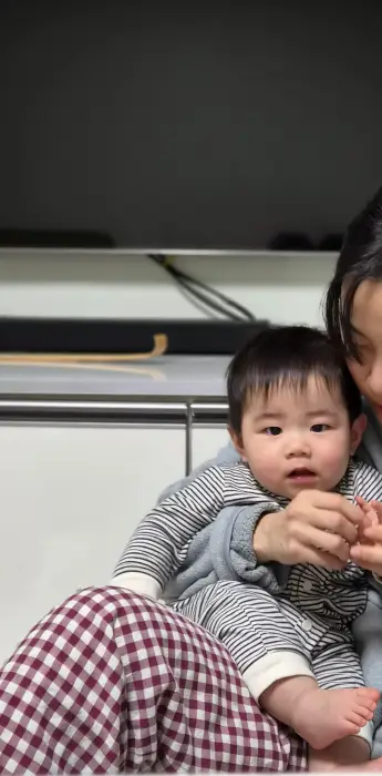 엄마품에 안겨있는 아이