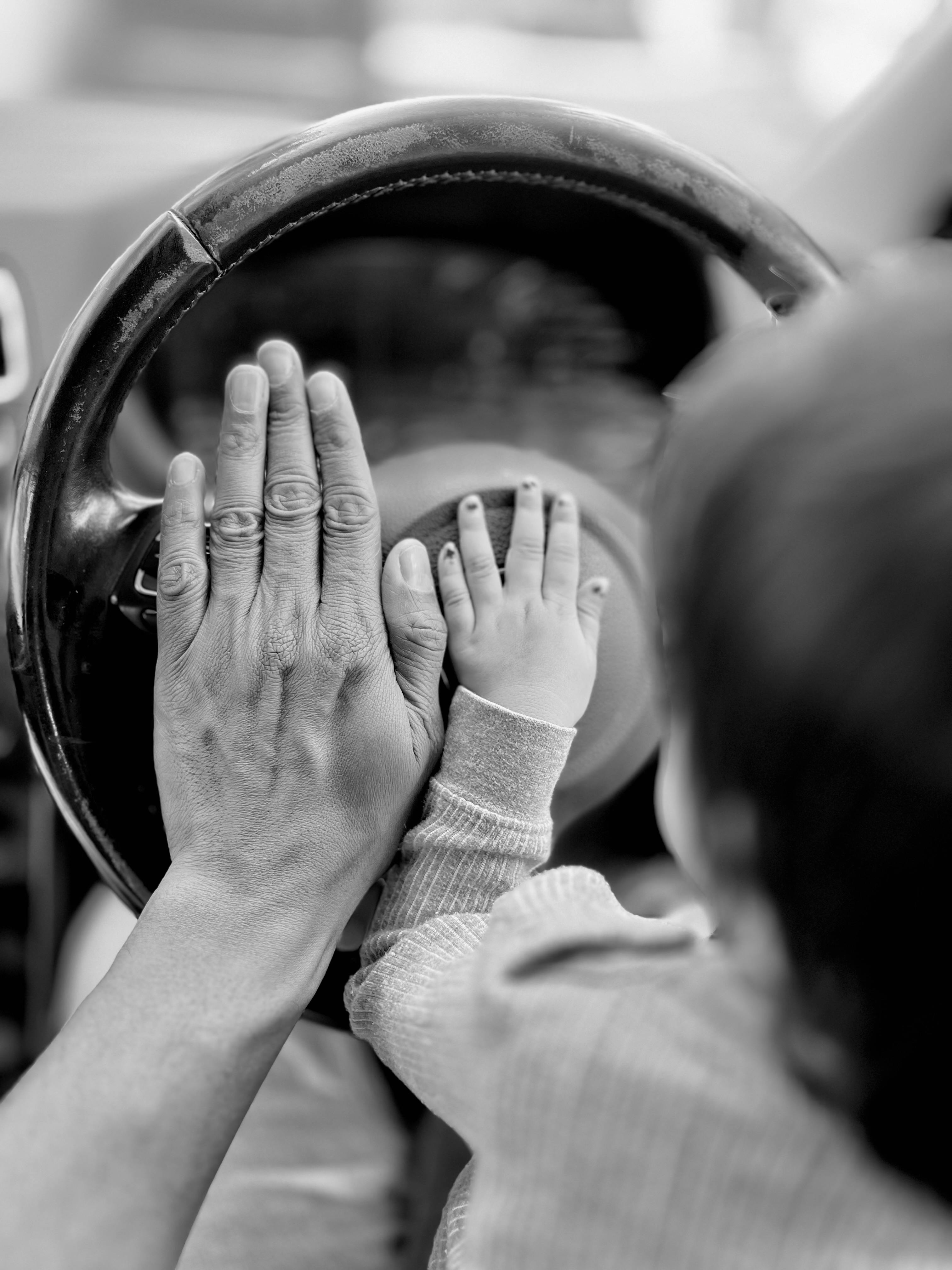 어린자녀와 어른이 자동차 안에 타고 있는 모습 