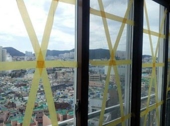 태풍에-대비하기-위하여-유리창에-테이프를-붙여놓은-모습
