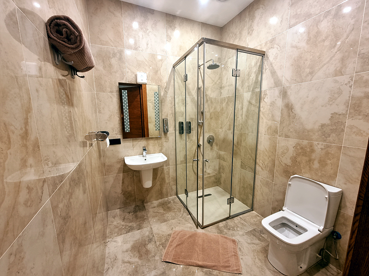 건식 사우나와 샤워실