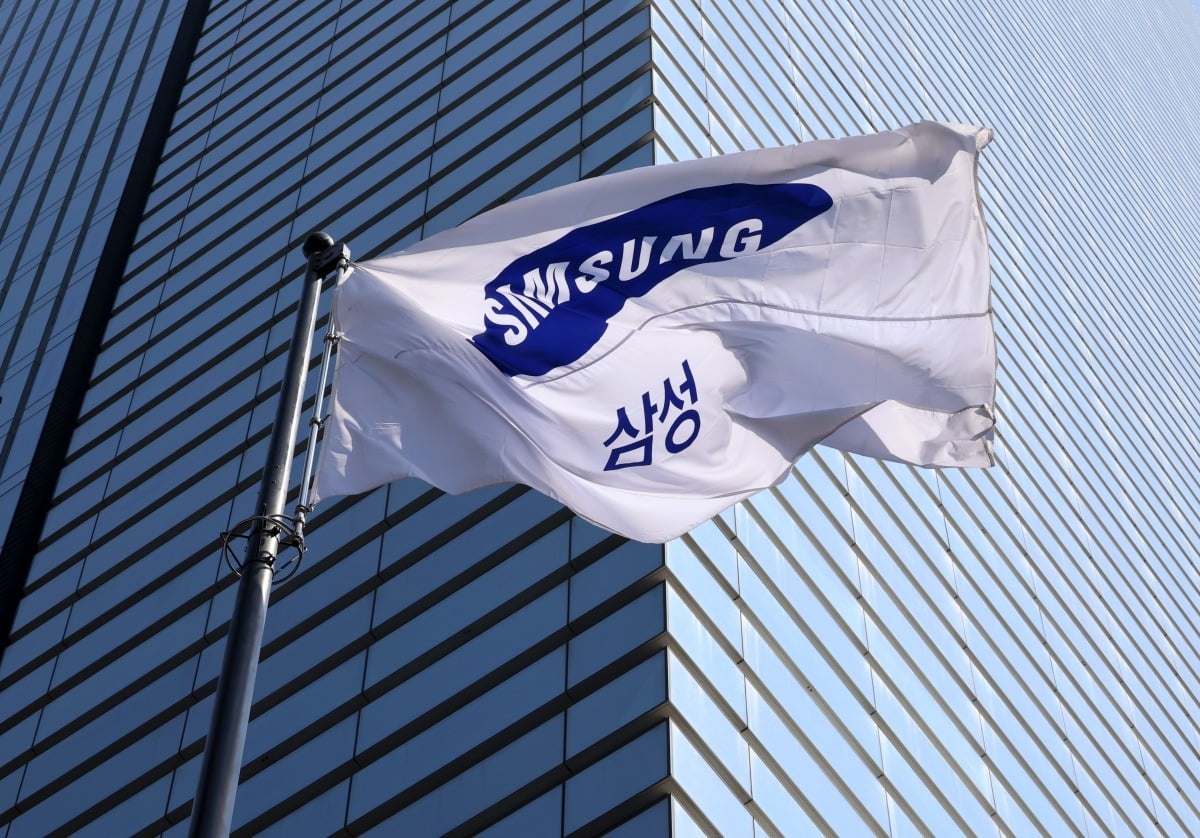 8일 서울 서초동 삼성전자 서초사옥에 삼성 깃발이 바람에 펄럭이고 있다.