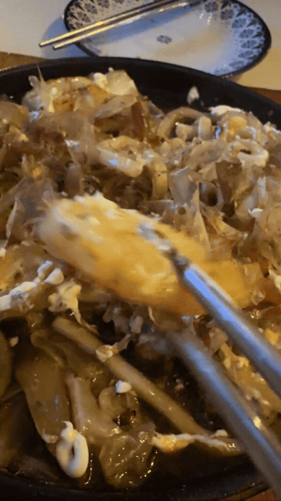 여름볶음우동에 들어간 통통한 새우 클로즈업