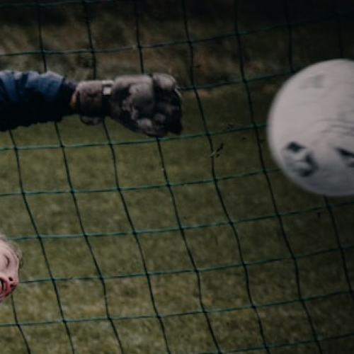 골키퍼 손이 날아오는 공을 향해 뛰어드는 순간