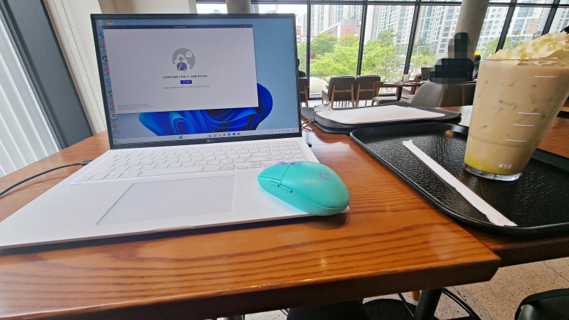 카페에서 공부를 합니다.