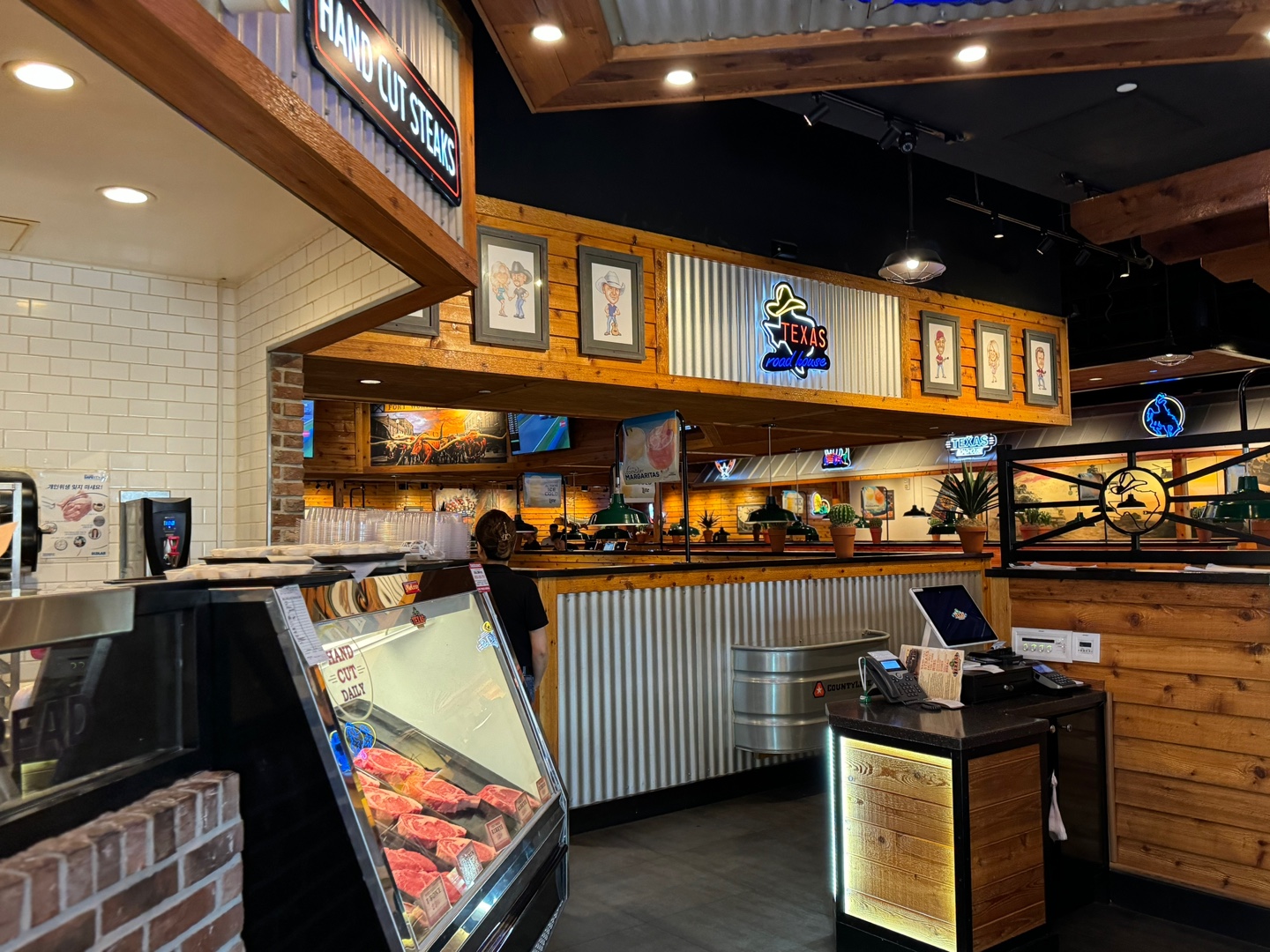 Texas road house 내부
