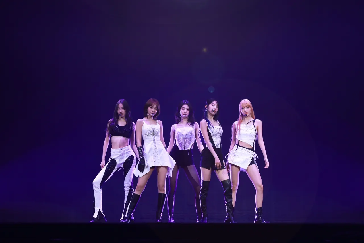 르세라핌 멤버들 콘서트 공연에서 포즈 취하고 있는 모습