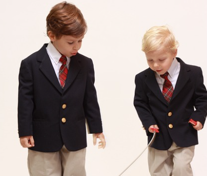 2025학년 취학통지서 인터넷 발급 방법과 관련있는 초등학생의 사진