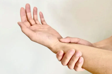 손목 억제하는 사람