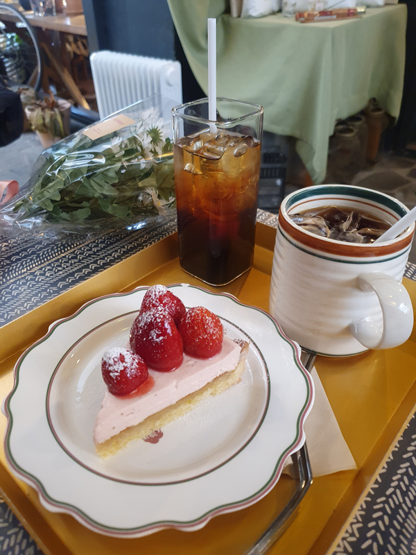 커피-두잔과-딸기-타르트