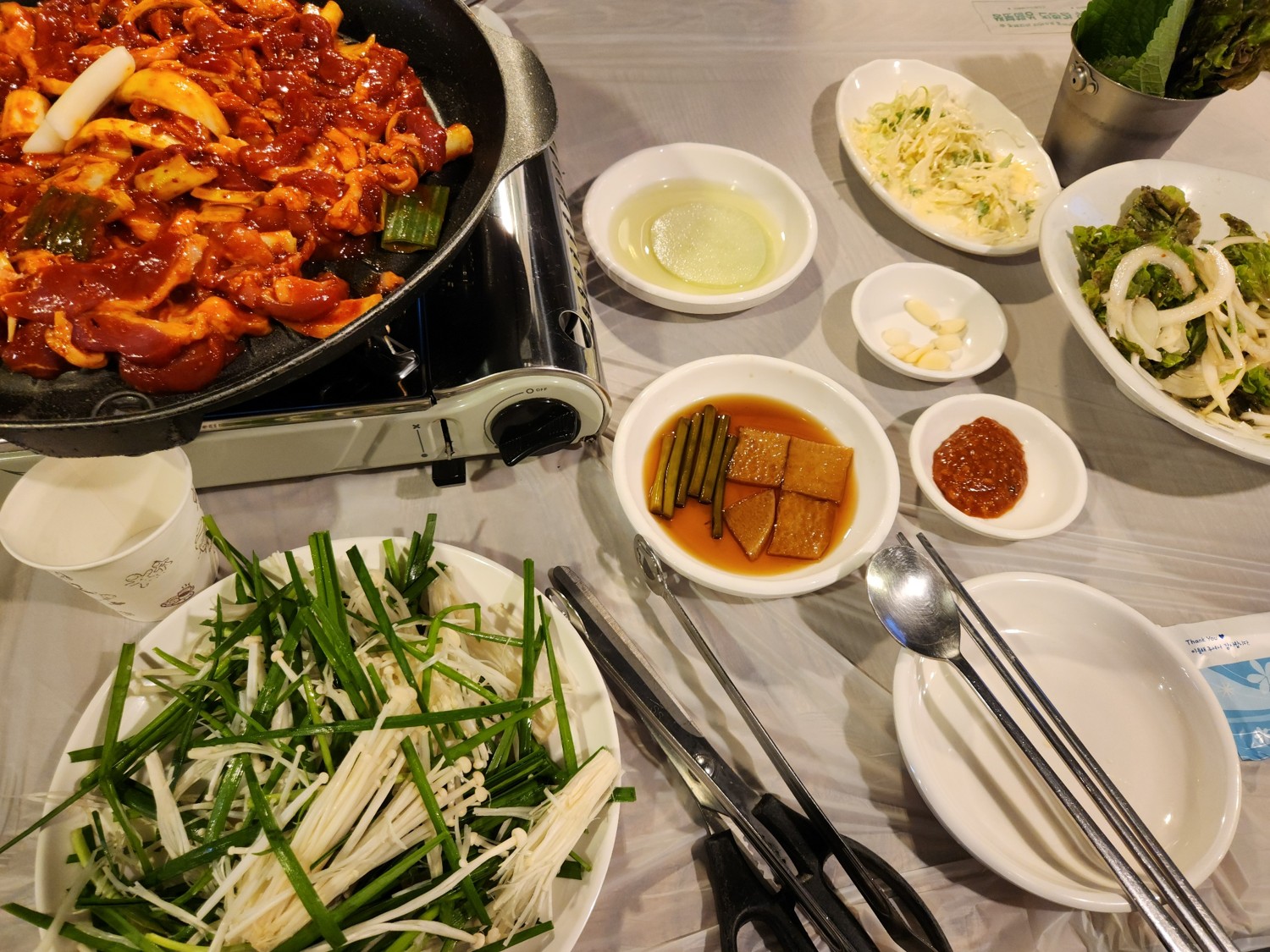 동굴집의 조리가 되지 않은 오리고기