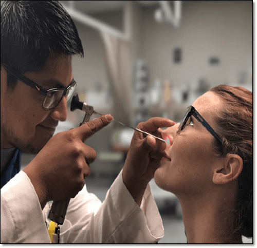 코 염증 치료 하는 여성