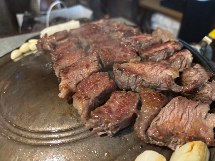 불판 위에 익은 고기