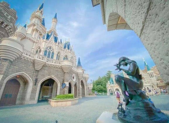 성 앞에 있는 여자(신데렐라) 동상 사진